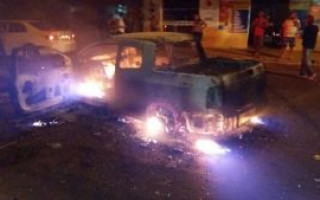 Grupo incendiou quatro veículos, sendo 3 carros e 1 moto.