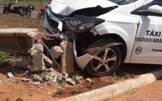 Táxi atingiu motocicleta em que a vítima estava e derrubou poste