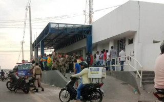 Segundo a PM, o suspeito foi socorrido na carroceria da viatura devido a falta de ambulâncias