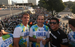 Jair Bolsonaro e o pastor Silas Malafaia durante a Marcha para Jesus 2015, no centro do Rio de Janeiro