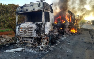 Carreta pega fogo e perde carga de ar-condicionado.