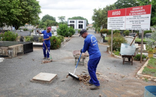 Estão sendo realizados serviços de limpeza, roçagem e pintura nos quatro cemitérios