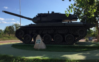 Praça do Exército, instalada na Avenida LO-19, em frente à Vila Militar, sentido Praia do Prata. Palmas-TO.