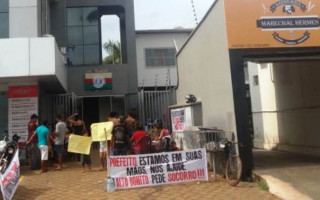 Moradores do Alto Bonito acampam em frente ao gabinete de Ronaldo Dimas