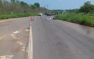 Motociclista teria sido atingido por um caminhão do tipo bitrem.