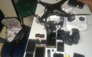 Drogas, aparelhos celulares e o drone apreendidos pela Polícia Civil