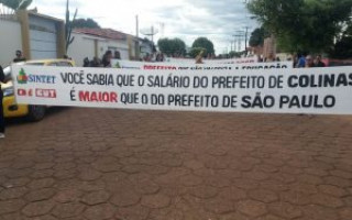 Professores questionaram aumento do salário do prefeito de Colinas.