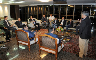 Empresário Marcos Mineo Nakamura, diretor executivo da ABL Prime, apresenta projeto ao governador.