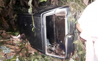 Veículo estava capotado a 150 metros da rodovia