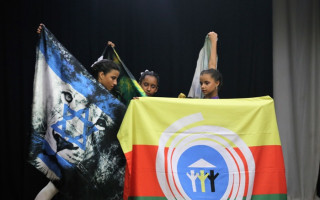 Ponto alto do evento foi a dança das bandeiras, ao som do Hino Municipal executado pelo saxofonista e maestro Cristiano Cabral