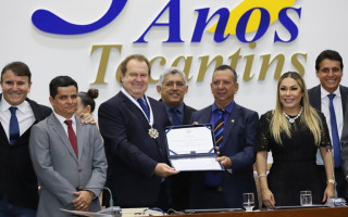 O governador Mauro Carlesse recebeu a Comenda da Ordem do Mérito Legislativo