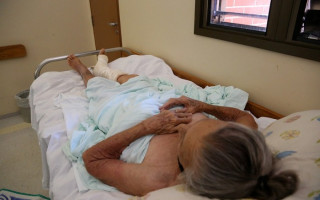 Idosa centenária sofreu uma queda, fraturou o fêmur e já está há um mês esperando cirurgia.