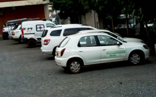 Veículos da Secretaria de Saúde parados
