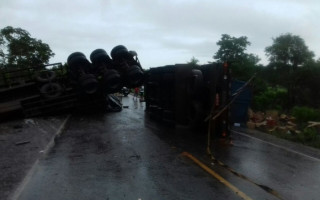 Caminhão ficou atravessado na pista.