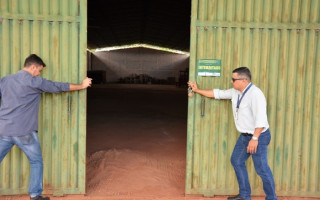 Galpão foi interditado por fiscais municipais da Vigilância Sanitária e do Meio Ambiente no último dia 20