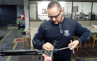 Agente do Sistema Prisional fazendo curso de manutenção de armas.
