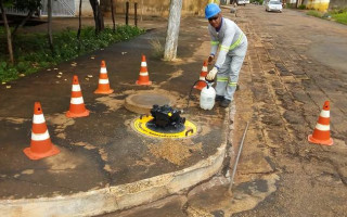 Teste com fumaça é utilizado para descobrir destinação irregular de água de chuva e lixo ao sistema