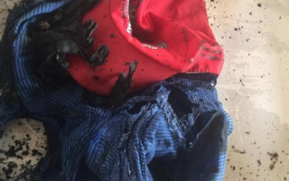 Foi preservado apenas um boné vermelho e parte da camisa.