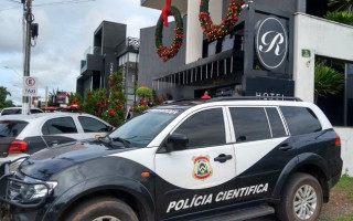 Policiais cumprem mandados de busca e apreensão no hotel.