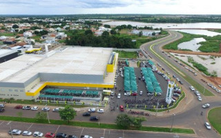 Gerando mais de 300 empregos diretos, a unidade conta com amplo espaço físico, onde funcionam mais 23 loja. 