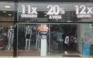As lojas participantes exibem o adesivo da campanha nas vitrines e fachadas