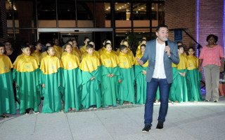 O cantos gospel Tiago Manjela fechou a programação do primeiro dia da Cantata Encanto do Natal