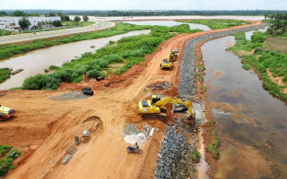 Obras no local onde será o Complexo de Negócios da Via Lago