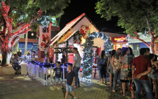 Dezenas de crianças tiraram fotos com o Bom Velhinho, receberam doces e um vale-brincadeira
