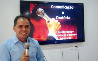 Consultor e Palestrante Luis Boenergio durante treinamento.