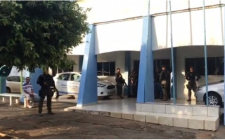 Policiais Civis cumprem mandados de busca e apreensão na Câmara Municipal de Porto Nacional.