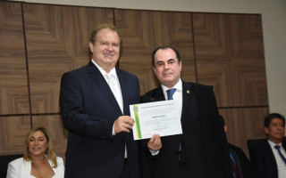 Presidente do TRE-TO, desembargador Marco Villas Boas entrega diploma ao governador eleito, Mauro Carlesse