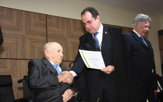 Presidente do TRE-TO, desembargador Marco Villas Boas entrega diploma a Siqueira Campos, 1º suplente de senador.