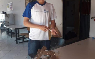 Socioeducando M.P.M, de 18 anos de idade, desenvolveu um protótipo de braço mecanizado por seringas e tubos.