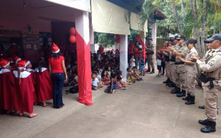 PMs entregam presentes a crianças da Creche Dona Joaquina Mota, na Vila Ribeiro, em Araguaína.
