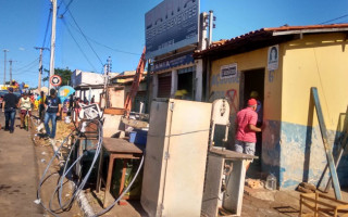 Comerciantes são retirados da Feirinha.