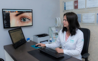 Médica oftalmologista, Susan Yano.