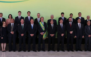 O presidente Jair Bolsonaro posa para foto oficial com ministros.
