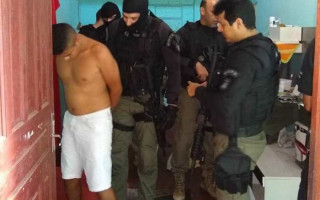 Jailson Gomes Ferreira foi preso numa casa no Bairro JK, flagrado com arma e drogas.