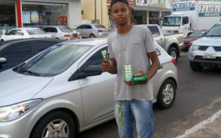 Lucas não conseguiu emprego e decidiu vender balas e chicletes no centro de Araguaína.