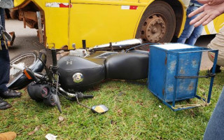 Motociclista foi atendido pelos Bombeiros.