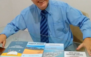 Escritor Pedro Albeirice promove a leitura nas escolas estaduais.