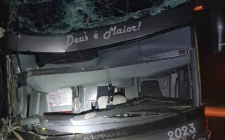 Onibus estava com 30 passageiros, mas só o motorista ficou ferido.
