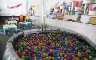 Neste ano, as novidades são a brinquedoteca e os cursos de dança, reciclagem em pneus e produção de cenários e figurinos