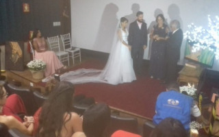 Noivos se casam em cinema de Palmas.
