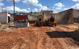 Equipes da prefeitura trabalham na limpeza do local