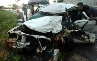 Motorista do carro de passeio perdeu o controle da direção.