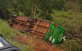 Ônibus tomba na BR 153 em Paraíso do Tocantins.