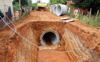 Estão sendo executados os trabalhos de drenagem profunda, com implantação de tubos de concreto que substituirão a rede antiga.
