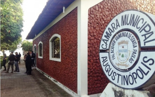 Policiais cumpriram mandados na Câmara Municipal de Augustinópolis.