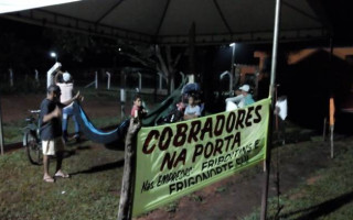 Funcionários dispensados cobram direitos trabalhistas.
